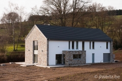 construction d'une habitation - façade crépi et pierre